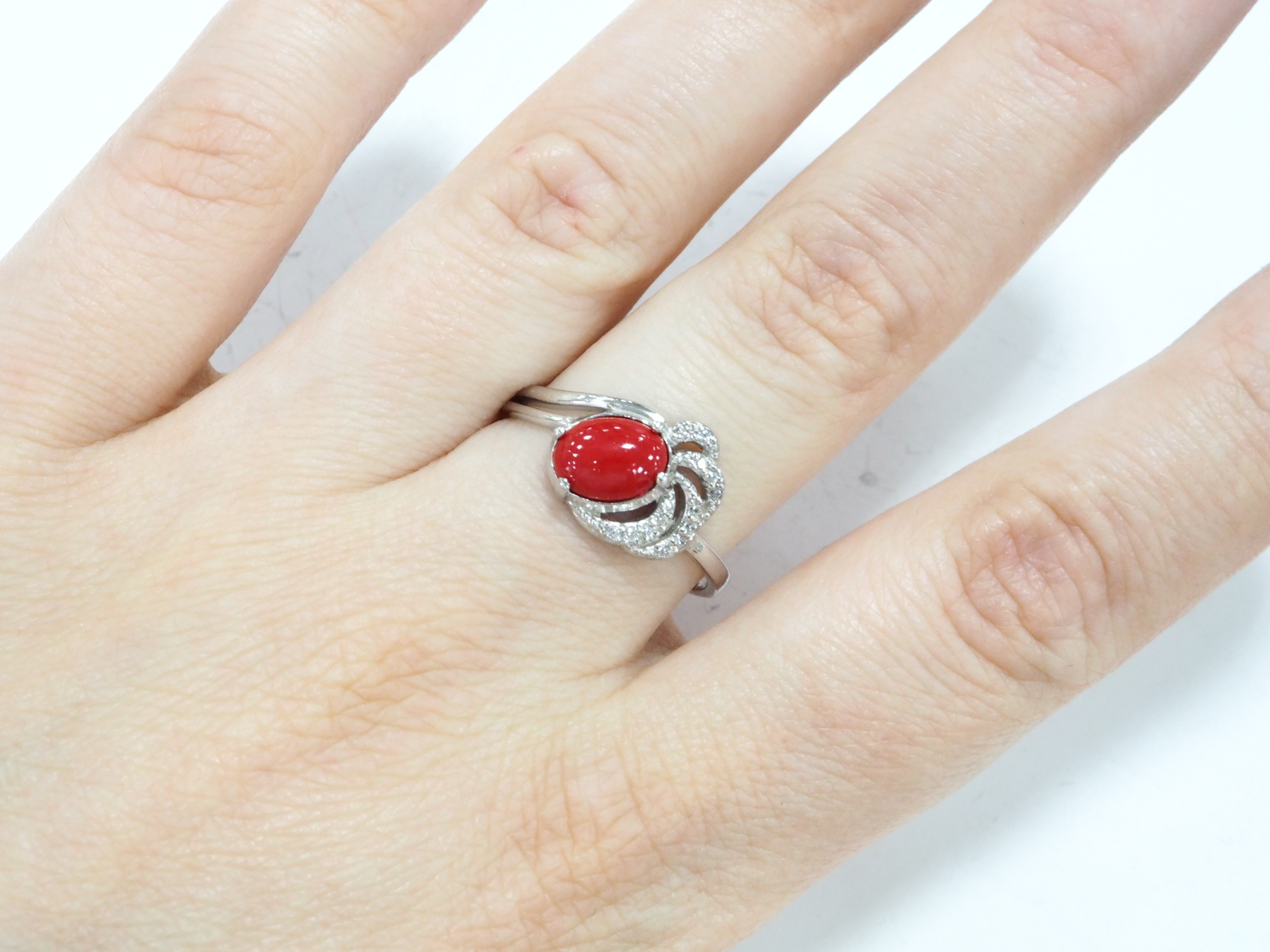 Серебряное кольцо 925 пробы; вставки 1 Коралл с.; 13 Фианит бесцв.;